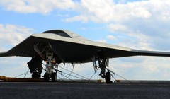 Máy bay không người lái Okhotnik trên đường chạy đà sân bay. Ảnh Rusian Gazeta