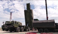 Lắp đặt hệ thống tên lửa Avangard vào hầm phóng. Ảnh minh họa: TASS.