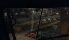 Những chiếc xe tăng T-90S phủ bạt đỗ trên bãi hàng của cảng biển. Ảnh: @WarComissar.