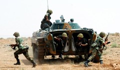 Các chiến binh Houthi phá hủy các xe cơ giới quân sự của Liên minh Ả rập Xê-út. Ảnh minh họa: Yemen Observer.