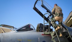 Phi công Anh chuẩn bị cho cuộc không kích IS trên chiến trường Deir Ezzor. Ảnh: South Front.