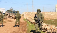 Quân cảnh Nga tuần tra cùng lực lượng MMC ở thành phố Manbij. Ảnh: Masdar News.