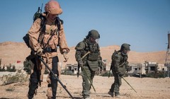 Chiến sĩ công binh, sử dụng khung xương trợ lực EO-1 trên chiến trường Syria.