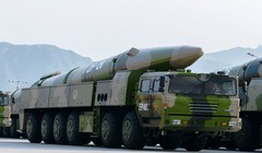 Hệ thống tên lửa đạn đạo Đông Phong 26 (DF-26) của Trung Quốc. Ảnh minh họa Rusian Gazeta