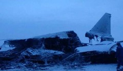 Máy bay ném bom chiến lược Tu-22M3 rơi vỡ nát trên sân bay. Ảnh: Rusvesna.