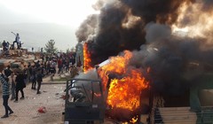 Người Kurd thiêu hủy trang bị của Thổ Nhĩ Kỳ trong căn cứ ở Iraq. Ảnh: NRT.