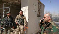 Binh sĩ quân đội Syria phòng ngự trên chiến trường Aleppo.