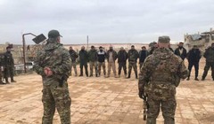 Lính đánh thuê Nga huấn luyện các chiến binh Syria trong khu vực gần chiến trường.