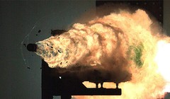 Pháo ray điện từ trường phóng đạn. Ảnh minh họa South China Morning Post (CNBC) 