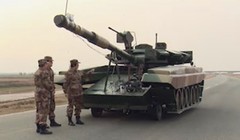 Bia mô hình xe tăng T-90 Trung Quốc. Ảnh: Defence - Blog.