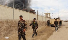 Binh sĩ Afghanistan tuần tiễu quanh căn cứ quân sự Afghanistan và Mỹ. 