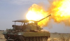 Pháo tự hành quân đội Syria đánh phá chiến tuyến của lực lượng Hồi giáo cực đoan ở Idlib. Ảnh minh họa: Masdar News.