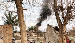 Tuyến phòng thủ Baghouz của IS dưới hỏa lực kinh hoàng của SDF và Liên quân do Mỹ dẫn đầu. Ảnh: Masdar News.