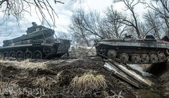 Xe cứu hộ đang lôi chiếc BMP trúng mìn về hậu phương. Ảnh: Rusvesna.