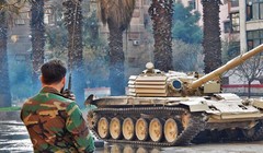 Xe tăng T-72 T-72 Shafrah trang bị lớp giáp xếp Dao cắt chống tên lửa chống tăng có điều khiển ATGM. Ảnh: tanks-encyclopedia.