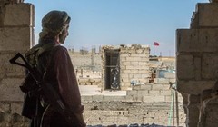 Một chiến binh người Kurd đang theo dõi xe tăng Thổ Nhĩ Kỳ ở Afrin. Ảnh minh họa South Front