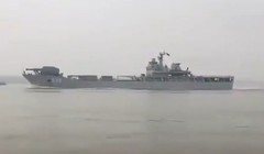 Tàu đổ bộ xe tăng Hải Dương Sơn gắn pháo ray điện từ trên đường ra biển thử nghiệm.