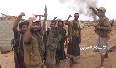 Các chiến binh Houthi sau một cuộc tấn công trên sa mạc biên giới. Ảnh minh họa: Masdar News.