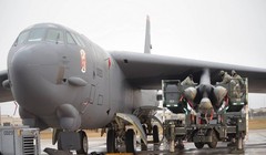Máy bay ném bom chiến lược B-52 mang tên lửa hành trình tầm xa.
