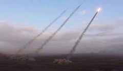 Lực lượng Houthi phóng tên lửa tấn công Liên minh quân sự Ả rập Xê-út trên chiến trường biên giới Yemen.