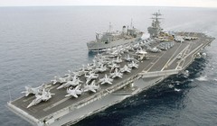 Tàu sân bay Mỹ và tàu hộ tống đi cùng trên biển Địa Trung Hải. Ảnh minh họa Masdar News