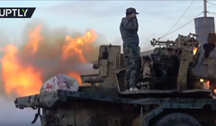 Pháo binh quân đội Syria bắn phá chiến tuyến lực lượng Hồi giáo cực đoan ở Hama. Ảnh Masdar News