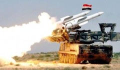 Tên lửa phòng không Syria khai hỏa đánh chặn cuộc không kích đối phương. Ảnh minh họa Masdar News