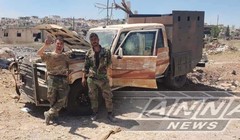 Binh sĩ sư đoàn Tiger bên một chiếc xe bán tải cơ giới vừa bị đánh hỏng của thánh chiến ở Hama. Ảnh South Front