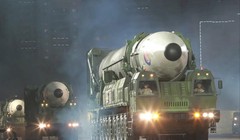 Tên lửa đạn đạo liên lục địa của Triều Tiên trong mộtcuộc diễu hành (Ảnh: SMCP)