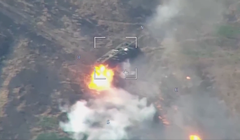 Pháo binh Nga pháo kích tiêu diệt một số phương tiện quân sự Ukraine. Ảnh video RT