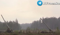 Khẩu đội pháo tự hành hạng nặng 203 mm 2S7M "Malka" pháo kích tấn công quân đội Ukraine ở Donetsk. Ảnh video Rusvesna.