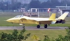 Tiêm kích tàng hình hai chỗ ngồi J-20 trong trung tâm thử nghiệm Trung Quốc. Ảnh Weibo