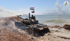 Xe tăng Syria vượt vật cản tấn công. Ảnh Bộ Quốc phòng Syria.