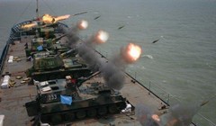 Quân đội Trung Quốc diễn tập pháo kích trên biển. Ảnh Truyền hình Trung Quốc CCTV.