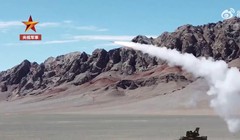 Quân đội Trung Quốc diễn tập thử nghiệm tổ hợp tên lửa phòng không HQ-17A trên cao nguyên Tân Cương.