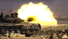Xe tăng quân đội Syria pháo kích. Ảnh Al-Masdar News