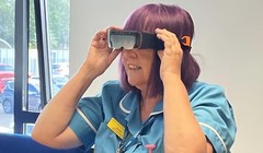 Các y tá cộng đồng sẽ được trang bị kính bảo hộ thông minh thực tế ảo. Ảnh PA