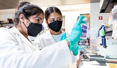 Sonali Chaturvedi (trái) và Daniela Lopez (phải) trong phòng thí nghiệm của Leor Weinberger tại Viện Gladstone. Ảnh: Michael Short / Viện Gladstone