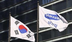 Cờ công ty của Samsung Electronics, bên cạnh quốc kỳ Hàn Quốc ở Seoul, Hàn Quốc, ngày 16/1/2017. Ảnh: AP Photo / Ahn Young-joon,