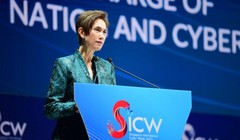 Bộ trưởng Truyền thông và Thông tin kiêm Bộ trưởng phụ trách Quốc gia Thông minh và An ninh mạng Josephine Teo. Ảnh Tech Wire Asia.