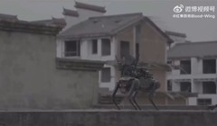UAV vận chuyển chó robot trang bị vũ khí lên nóc một tòa nhà. Video Republic World.