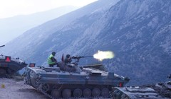 Bắn súng máy M2 trên xe BMP-1 của Hy Lạp. Ảnh Military Ukraine