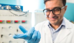 GS Ciucci giới thiệu tế bào pin nhiên liệu gốm proton làm từ D-BFZ. Ảnh Đại học Khoa học và Công nghệ Hồng Kông