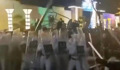 Biểu tình bạo lực tại nhà máy sản xuất iPhone Trịnh Châu. Ảnh video South China Morning Post.