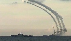 Hải quân Nga phóng tên lửa Kalibr tấn công hạ tầng quân sự Ukraine. Ảnh South Front