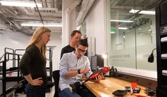 Tommaso Lenzi điều chỉnh chân giả Utah Bionic Leg trong phòng thí nghiệm. Ảnh Phòng thí nghiệm Lenzi.