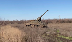 Quân đội Ukraine sử dụng pháo tự hành bánh lốp Dana trên chiến trường. Ảnh video Ukraine Militay Portal. 