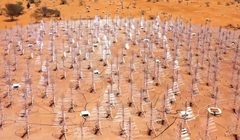 Hệ thống kính thiên văn vô tuyến SKA ở Australia. Ảnh video Bộ Công nghiệp, Khoa học và Tài nguyên Australia.