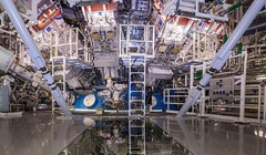 Lò phản ứng nhiệt hạch ở Livermore, California. Hệ thống sử dụng 192 tia laser hội tụ tại tâm của quả cầu khổng lồ làm cho một viên nhiên liệu hydro nhỏ phát nổ. Ảnh Damien Jemison/Phòng thí nghiệm quốc gia Lawrence Livermore/AP