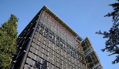 Chung cư lắp các tấm pin điện mặt trời. Ảnh Electrek